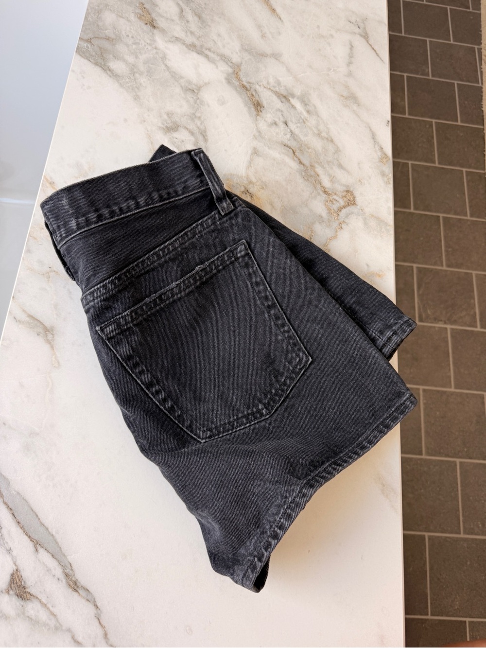 Agolde Parker Long Short in Black - Size 26 - Picture 8 of 10